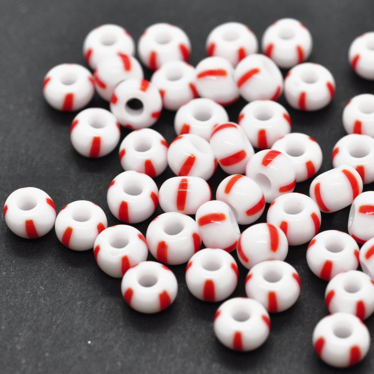 Preciosa Rocailles / weiss rot bold stripes 6/0 Ø4mm / 15gr.