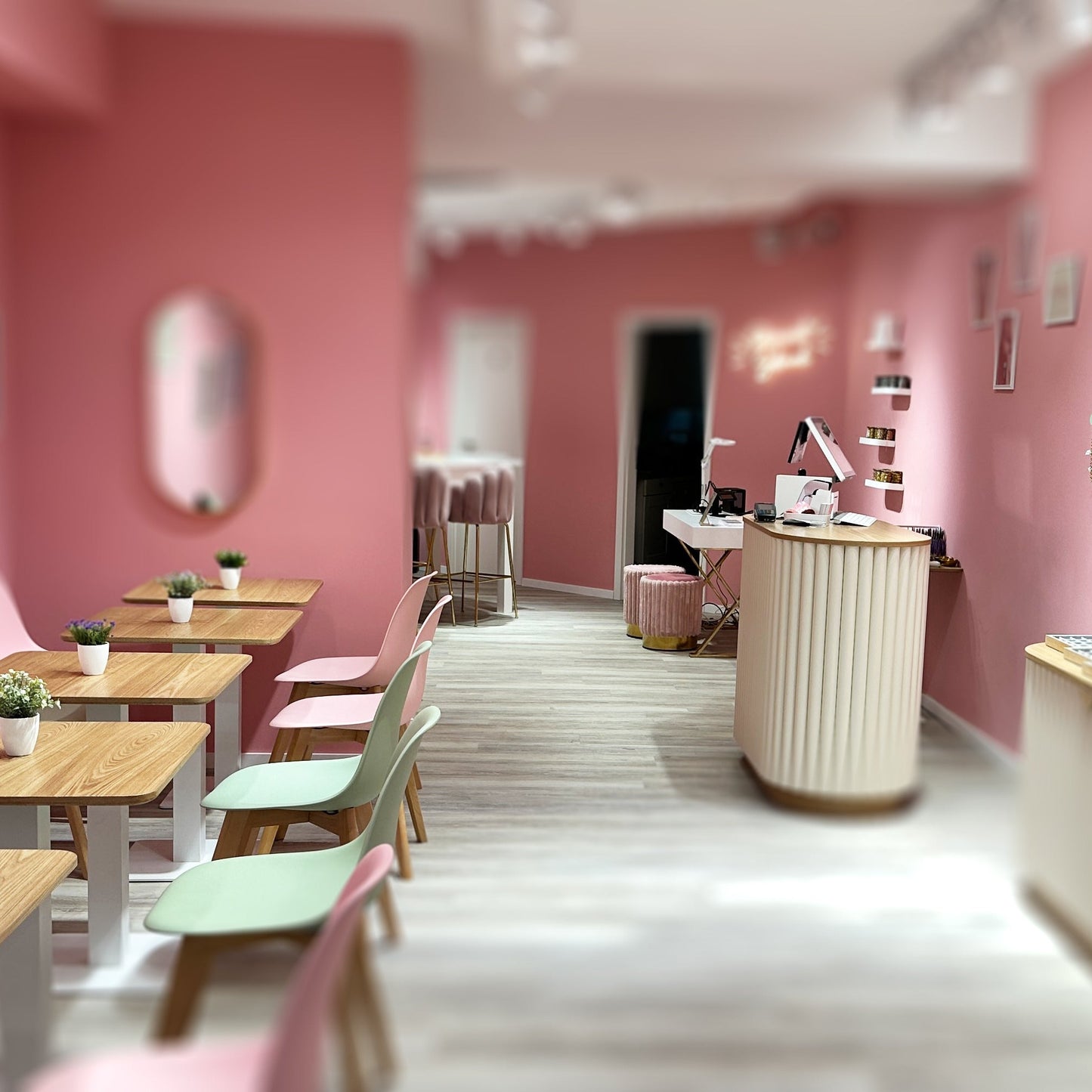 NUENA Charmbar - book your spot