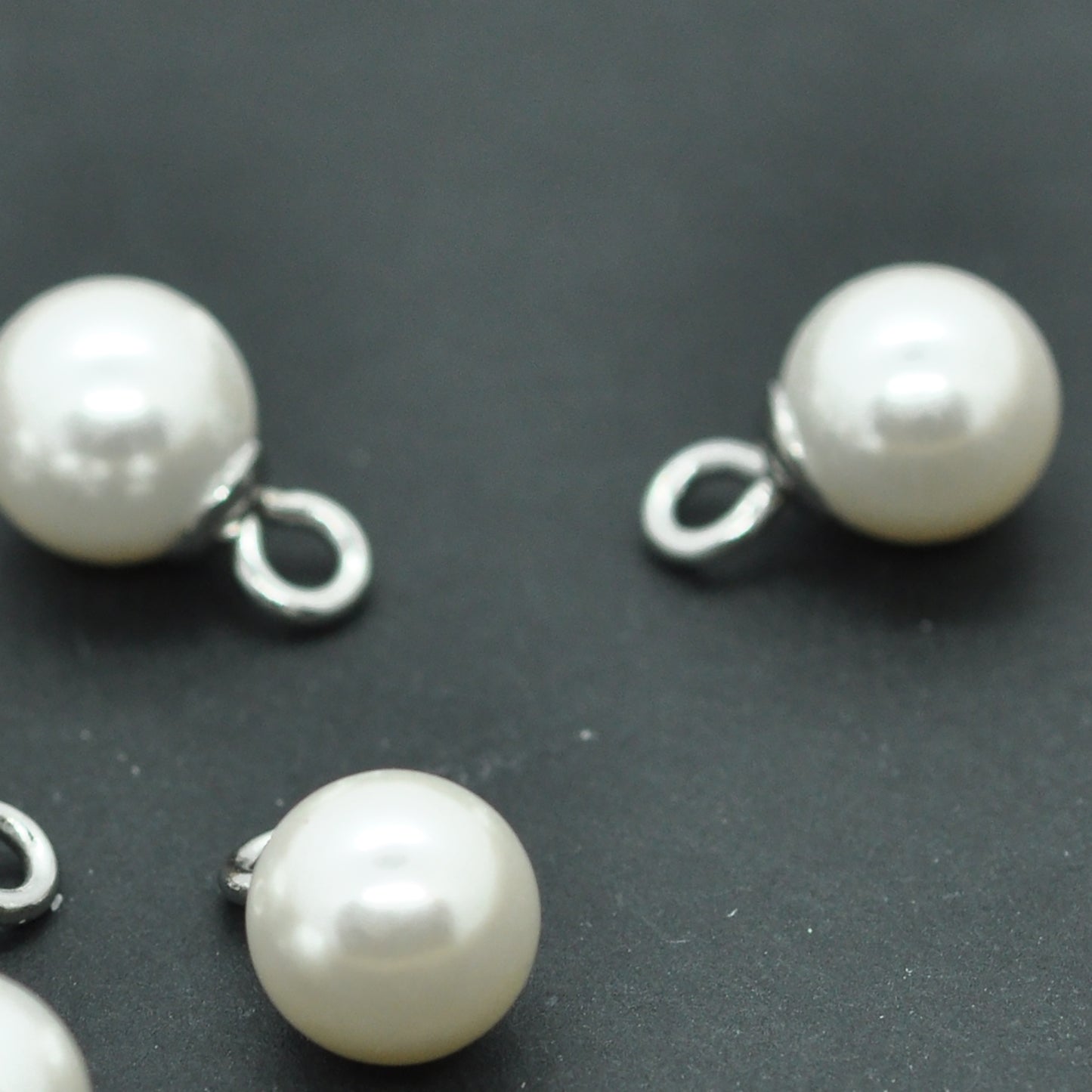 Anhänger Acryl Perle / weiss silberfarben / 8mm