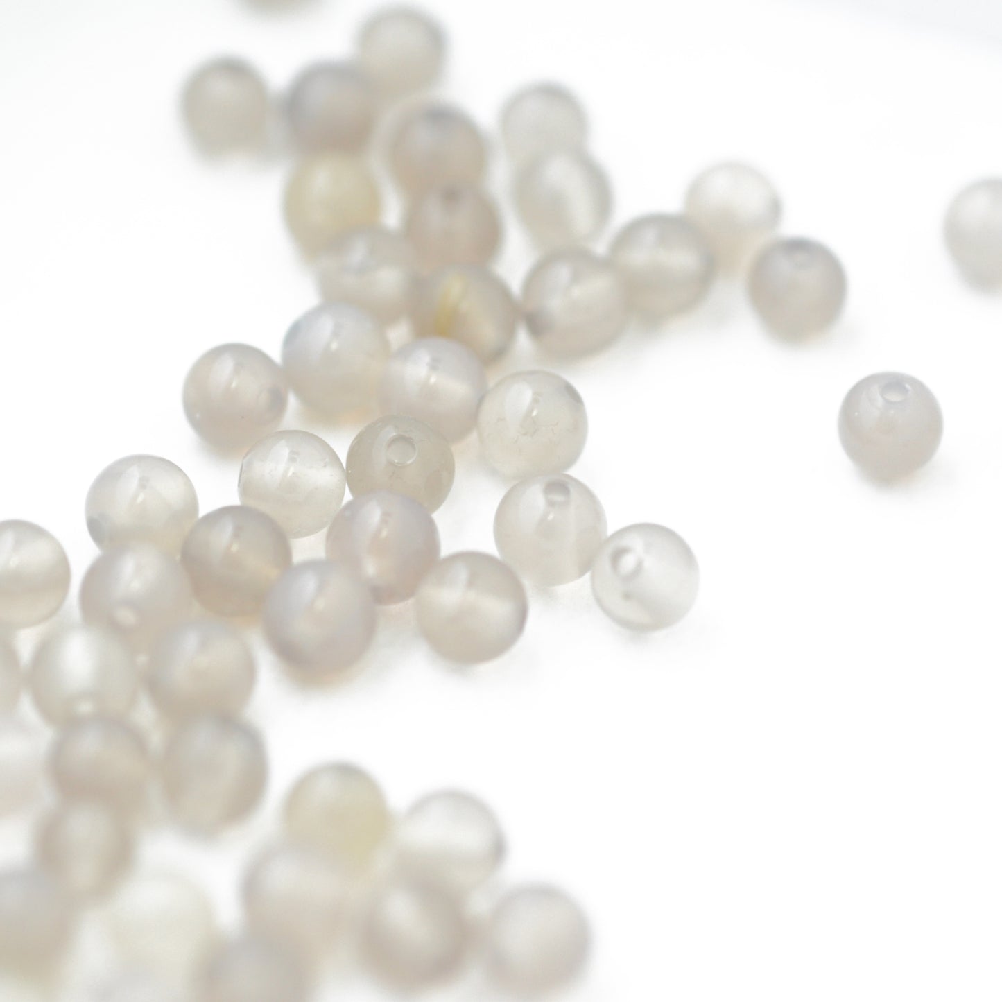 Gray agate gemstone / Ø 4 mm