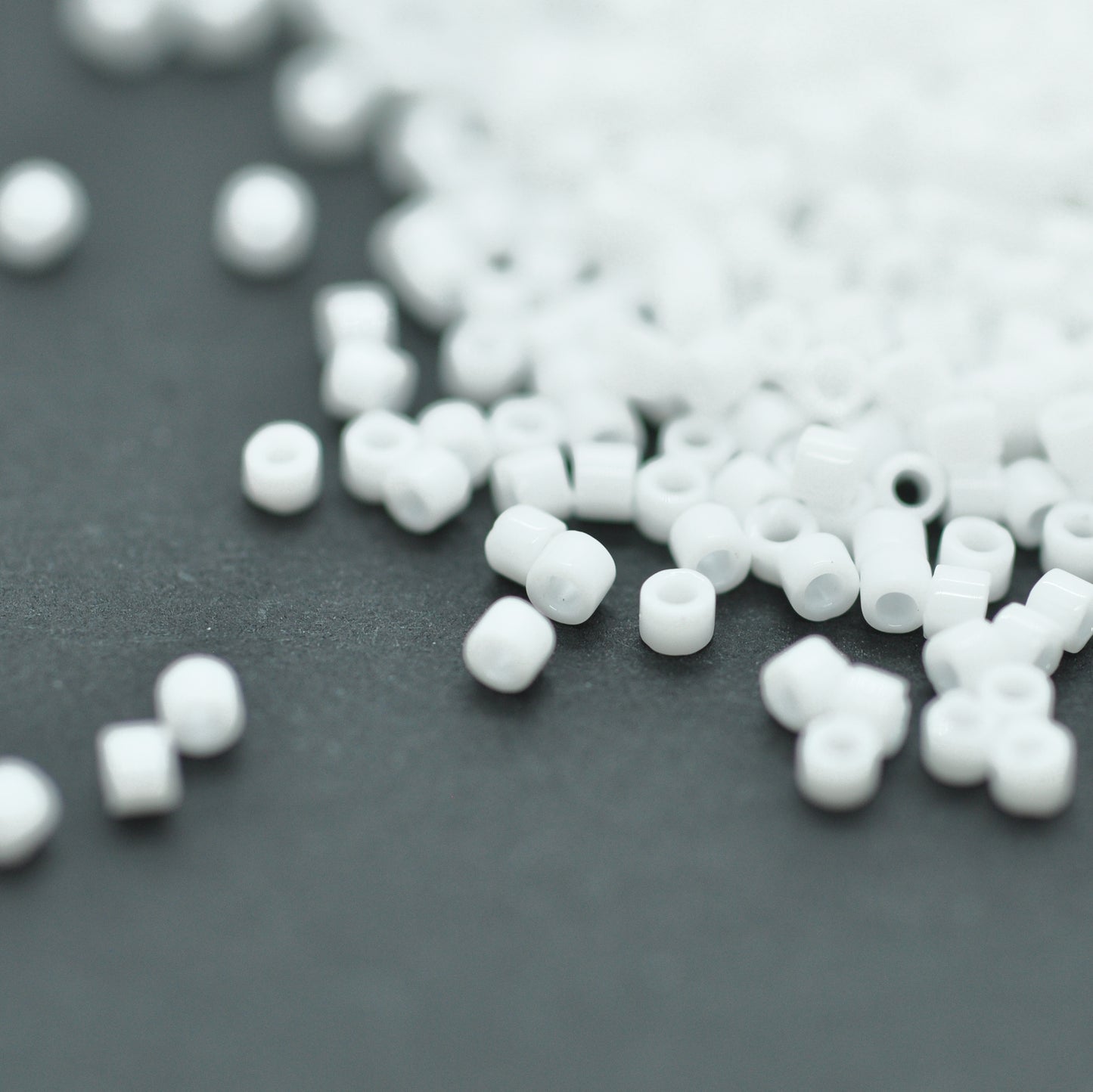 Delica weiss opak 10 gr. Ø 1,6mm 11/0 (DB-200)