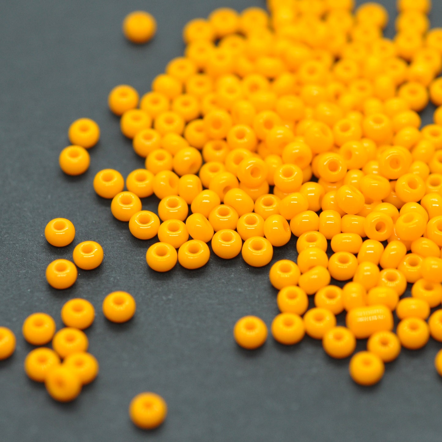 Preciosa Rocailles / orange opak 9/0 Ø 2,6mm / 15gr.