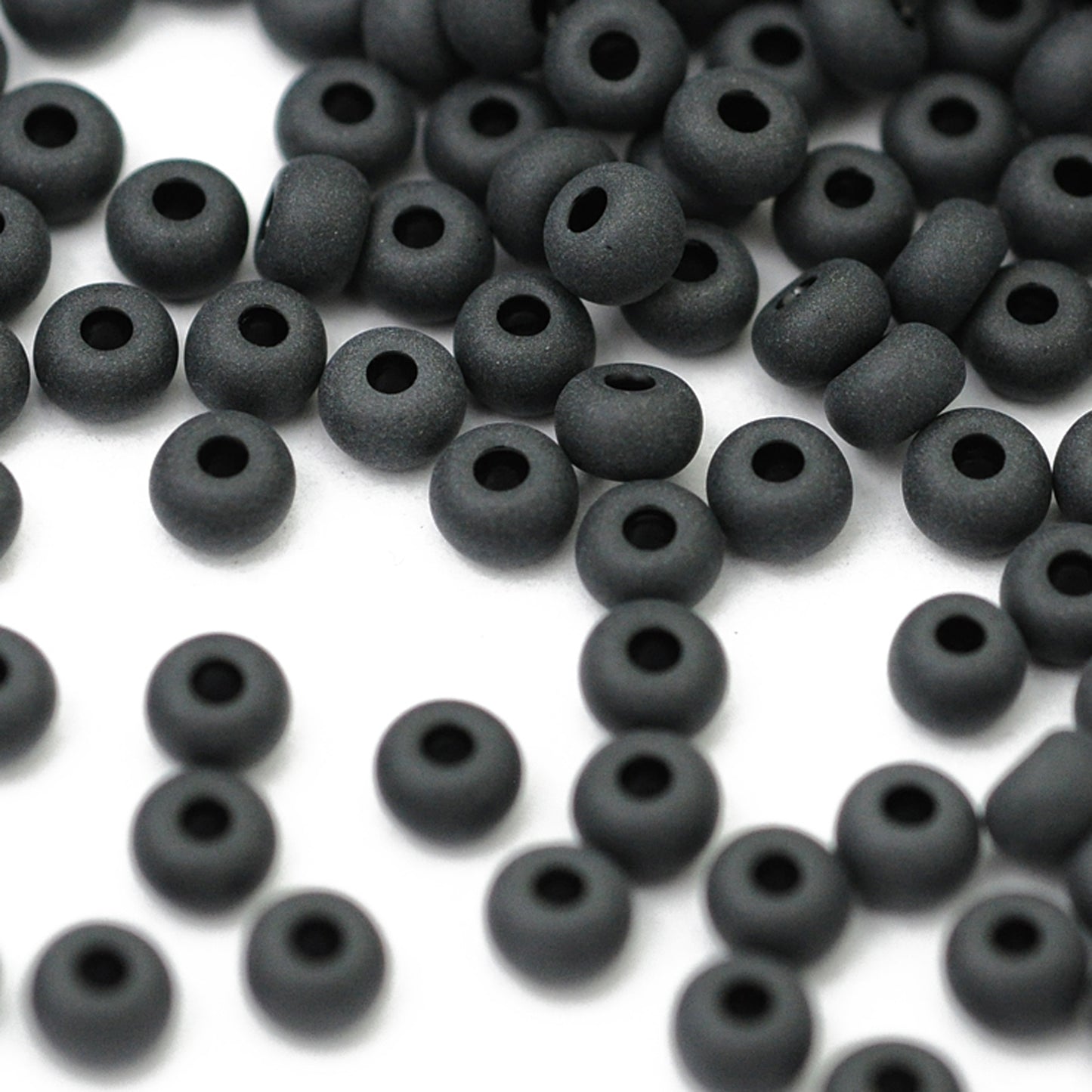 Preciosa Rocailles schwarz matt / Ø 4,5mm (5/0) / 15gr.