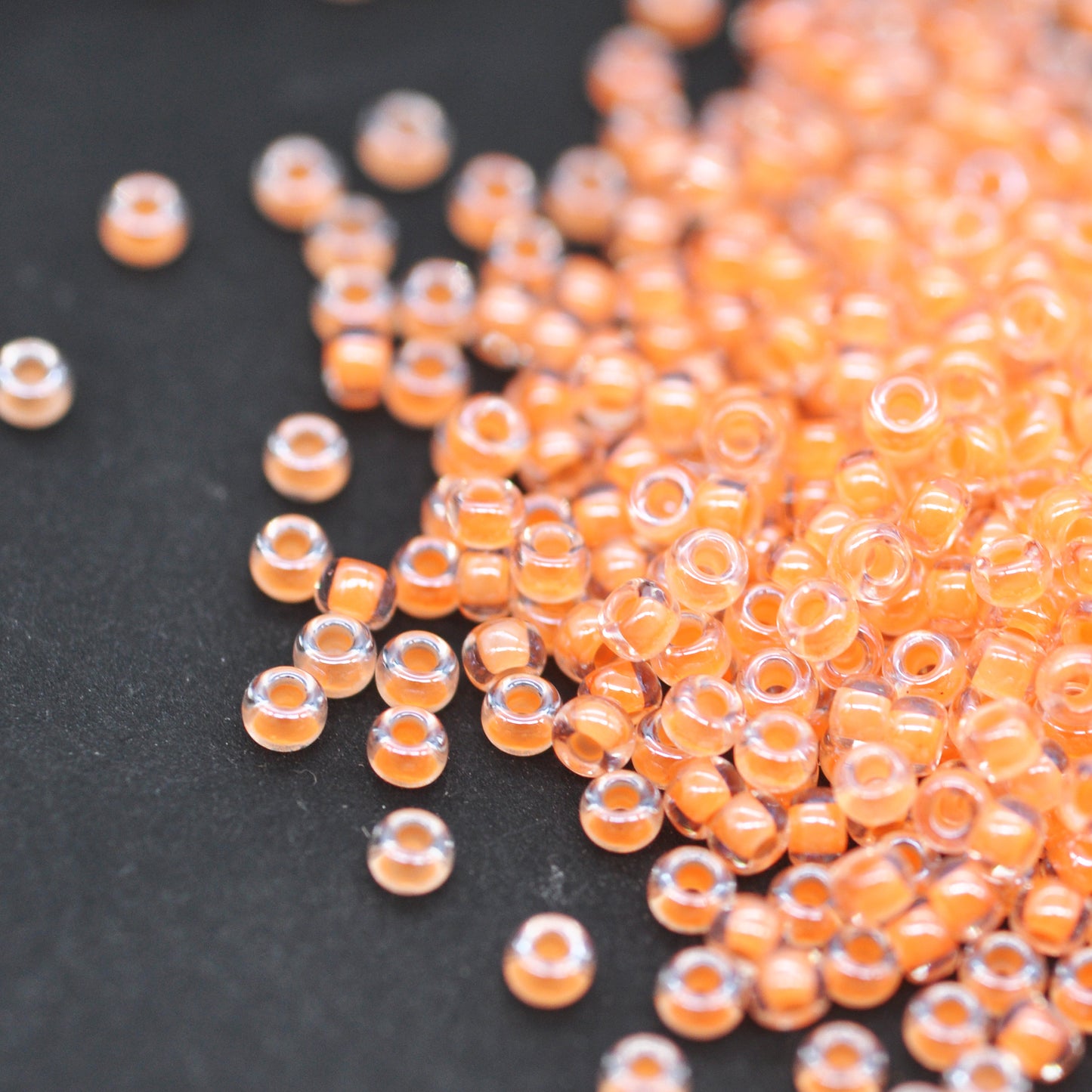 Miyuki Rocailles 11/0 neon orange inside colored / 15gr. / Ø 2mm (4298)