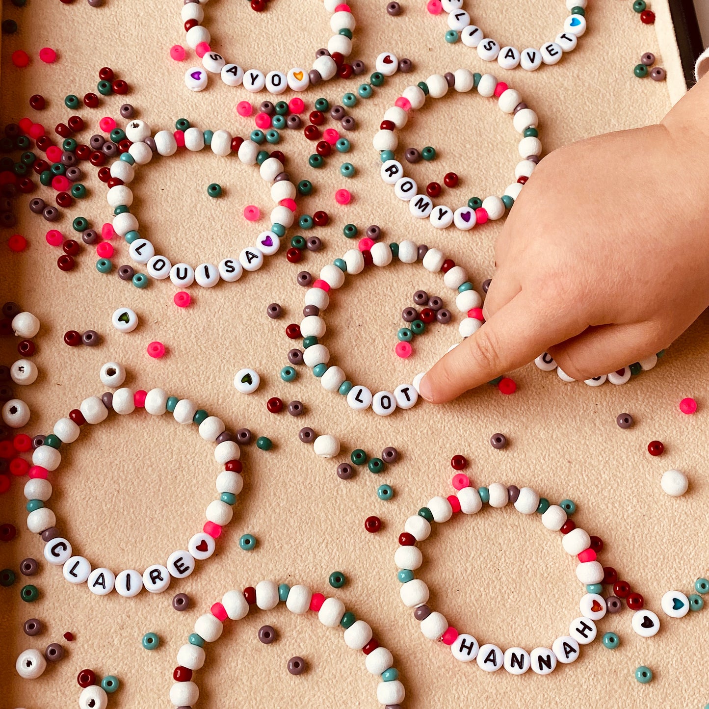 Perlen  DIY Schmuck Set für Kinder / 5 Namensarmbänder aus Buchstaben Holz und Glas Mix